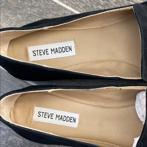 The Pointed Flat with Chain in Black - Picture 6 of 9